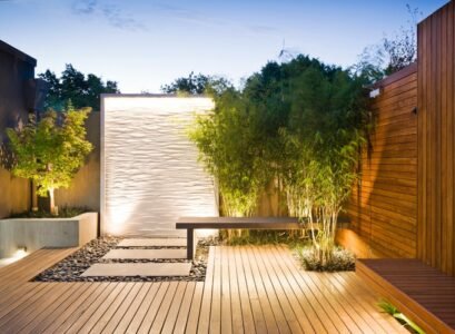 amenagement-jardin-moderne-éclairage-arbres-galets