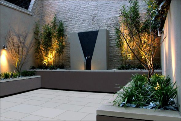 amenagement-jardin-moderne-éclairage-plantes-vertes-fontaine