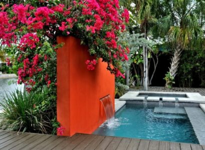 amenagement-jardin-piscine-rectangulaire-fleurs-palmiers