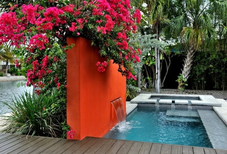amenagement-jardin-piscine-rectangulaire-fleurs-palmiers