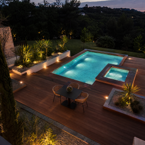 Aménagement jardin et terrasse en bois avec piscine