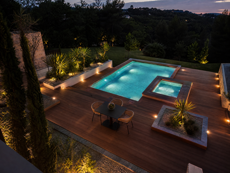 Aménagement jardin et terrasse en bois avec piscine
