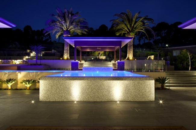 aménagement jardin terrasse-piscine-luxe-luminaire-bleu