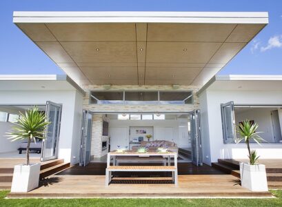 amenagement-terrasse-auvent-plantes-pot-fleurs