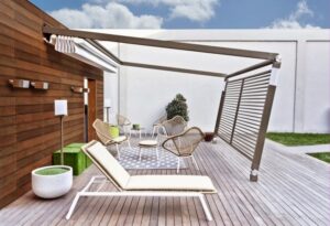 amenagement-terrasse-auvent-retractable-brise-vue-chaise-longue