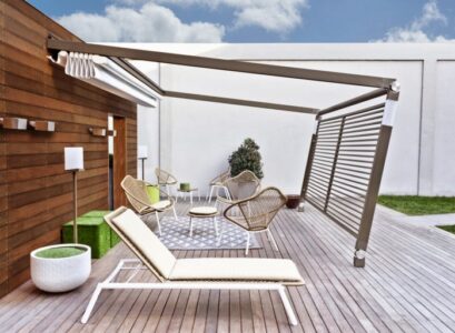 amenagement-terrasse-auvent-retractable-brise-vue-chaise-longue