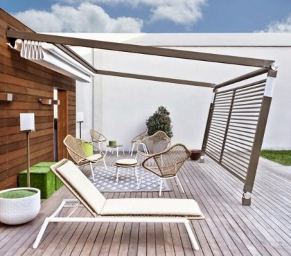 amenagement-terrasse-auvent-retractable-brise-vue-chaise-longue