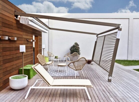 amenagement-terrasse-auvent-retractable-brise-vue-chaise-longue
