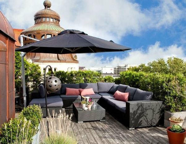 amenagement-terrasse-canapé-rotin-parasol