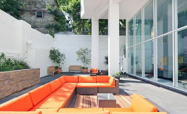 amenagement-terrasse-idee-originale-canape-angle-couleur-orange