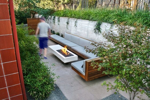 amenagement-terrasse-idee-originale-table-rectangulaire-cheminee-bioethanol