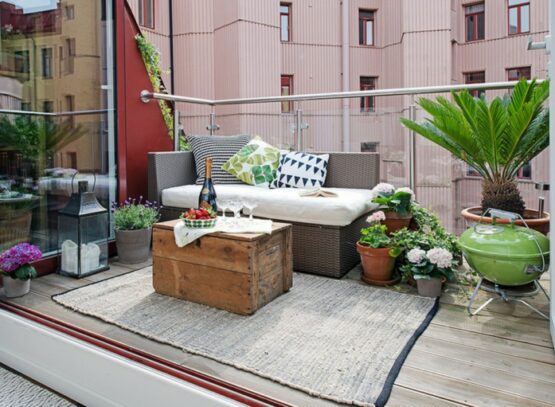 amenager-terrasse-canapé-rotin-cussins-plantes