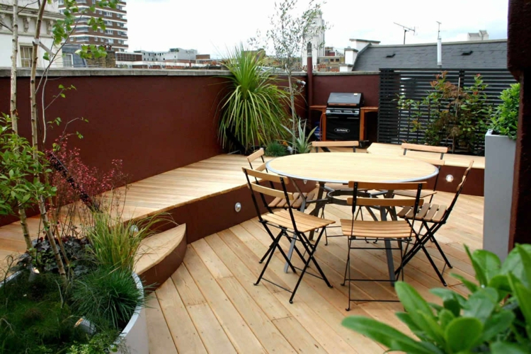 amenager-terrasse-table-chaises-bois-plantes aménager terrasse