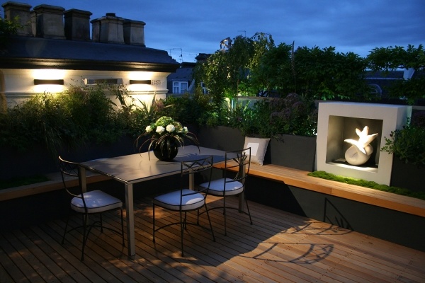 amenager-terrasse-table-chaiss-cheminée-plantes-vertes aménager terrasse
