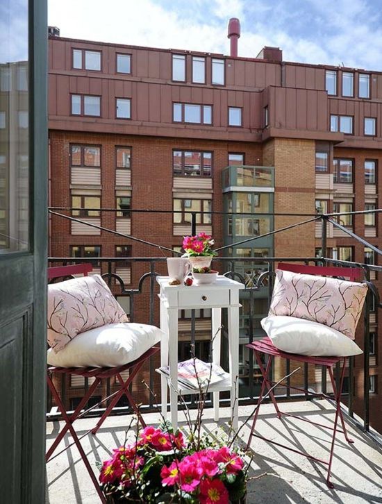 aménagement-balcon-été-idee-decoration-chaises-pliables-coussins