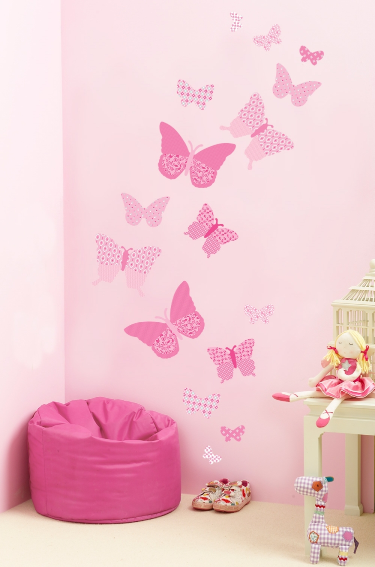 aménagement chambre enfant deco-murale-papillons-poupees