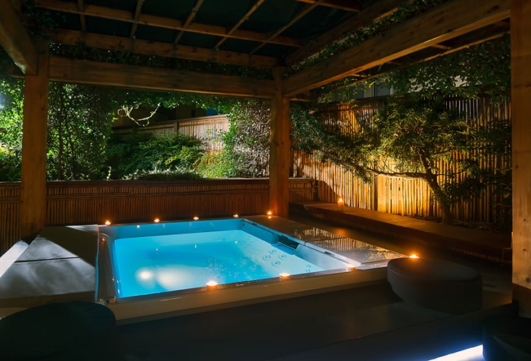 aménagement de jardin japonais de luxe jacuzzi pergola bois