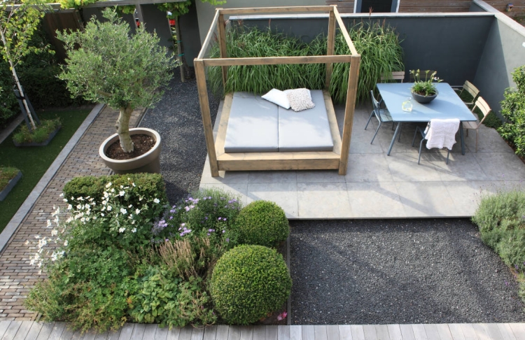 aménagement-jardin-moderne-buis-lit-joiur-table