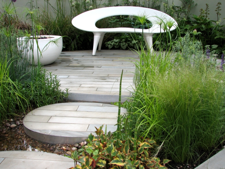 aménagement-jardin-moderne-chaise-design-végétration