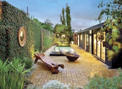 aménagement de jardin patio banc bois-brut-mur-végétalisé