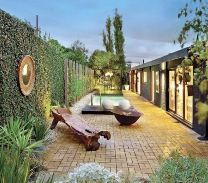 aménagement de jardin patio banc bois-brut-mur-végétalisé