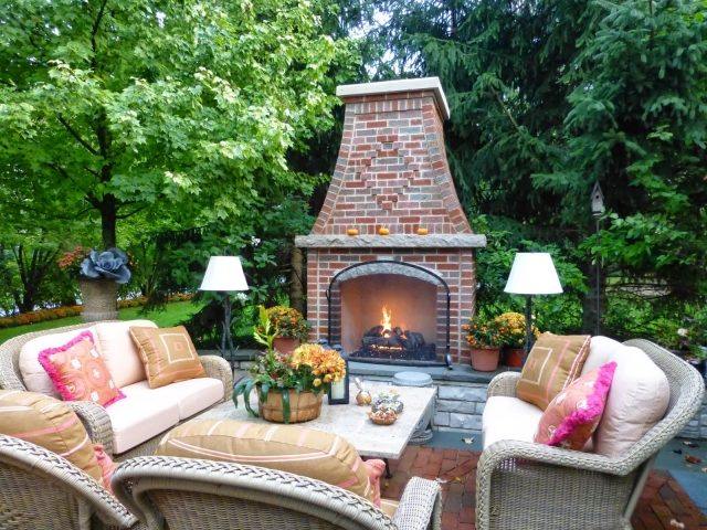 aménagement-terrasse-cheminee-coin-salon-coussins