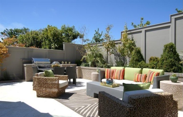 aménagement-terrasse-idee-originale-canape-droit-coussins-fauteuils