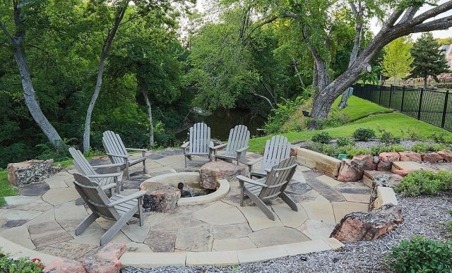 aménagement-terrasse-idee-originale-chaises-bois