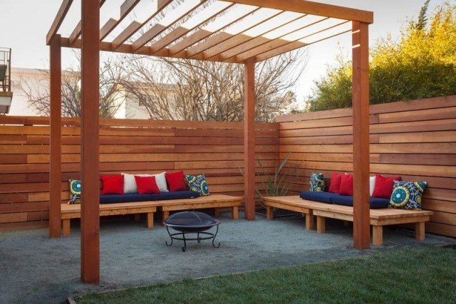 aménagement-terrasse-idee-originale-pergola-banc-bois-coussins