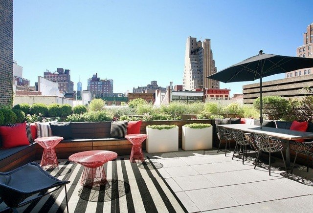 aménagement-terrasse-idee-originale-table-basse-couleur-rouge