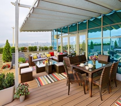 aménagement-terrasse-idée-originale-coin-repas-table-chaises