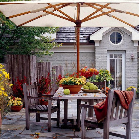 aménagement-terrasse-meubles-bois-table-rectangulaire-chaise-parasol