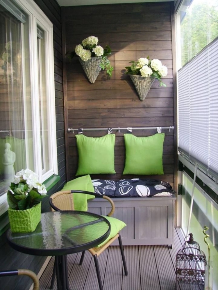 aménagement terrasse petit-espace-coussins-verts-table