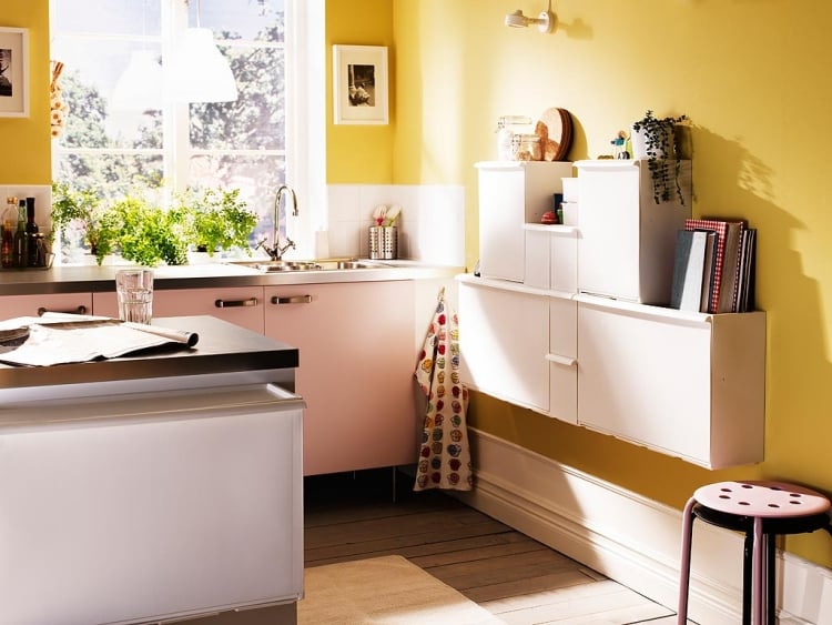 aménager une petite cuisine meubles-blancs-lumière-murs-curry