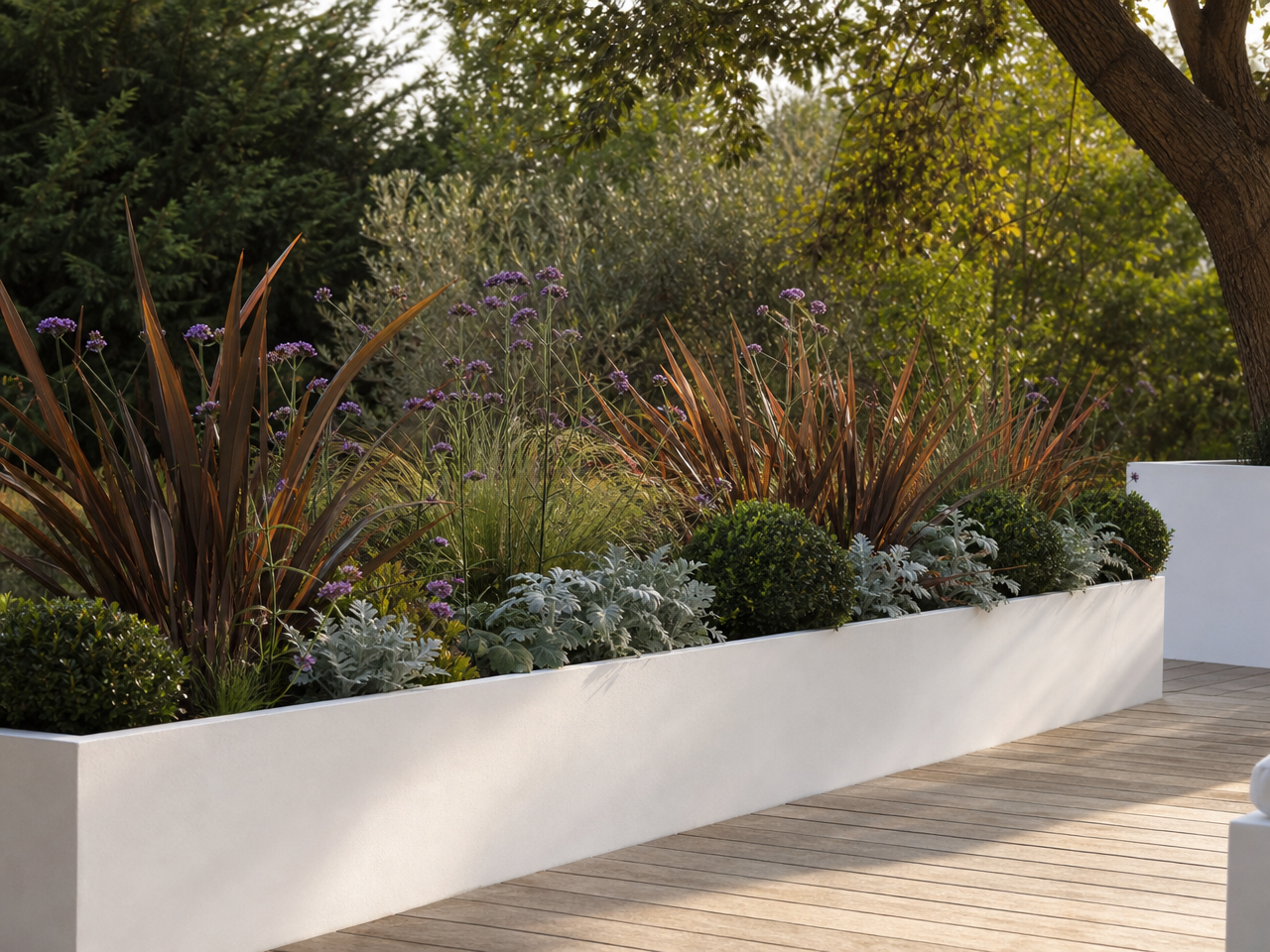 bacs-fleurs-ciment-plantes-vertes-fleurs-jardin