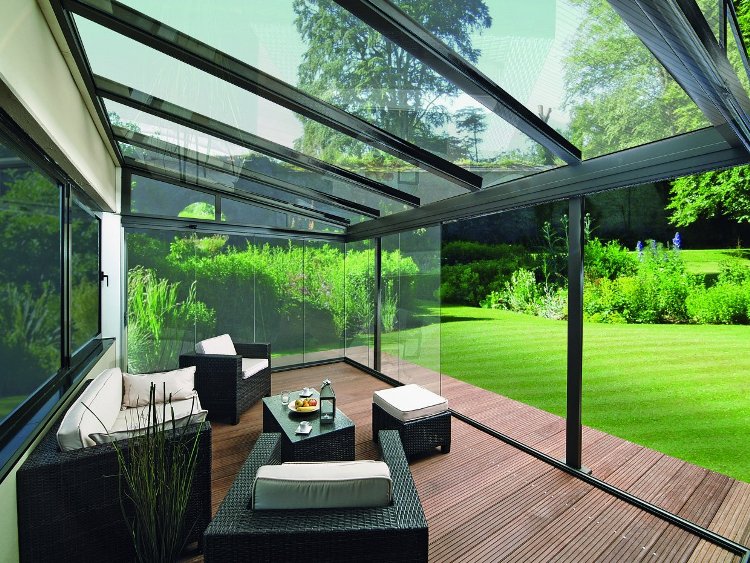 baie-vitrée-terrasse-véranda-plancher-bois-composite-mobilier