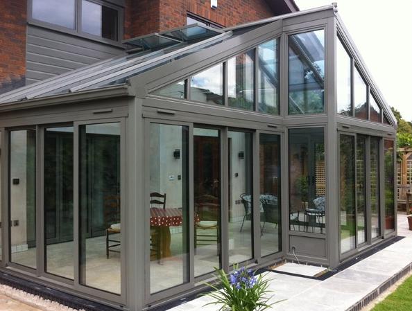 baie-vitrée véranda maison cadre aluminium gris
