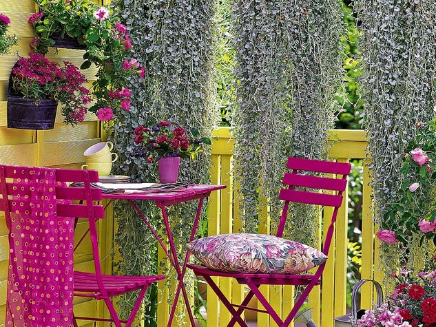 balcon fleuri balcon-fleuri-jardin-vertical-mobilier-rose