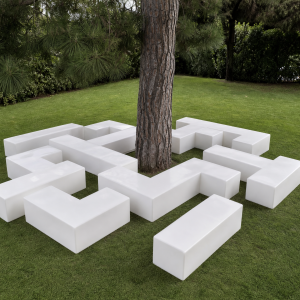 Banc de jardin modulaire blanc en polyéthylène autour d'un arbre