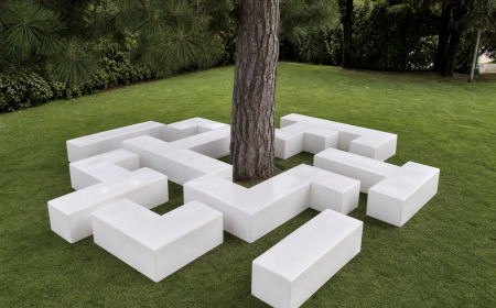 Banc de jardin modulaire blanc en polyéthylène autour d'un arbre