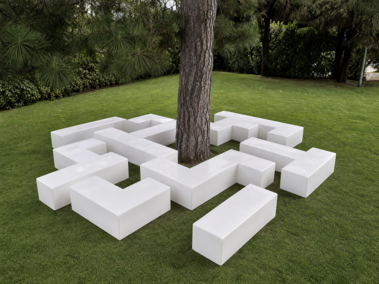 Banc de jardin modulaire blanc en polyéthylène autour d'un arbre