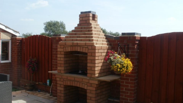 barbecue en brique cheminée patio maison moderne
