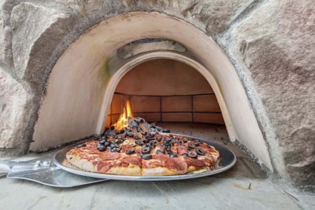 barbecue-extérieur-briques-four-feu-bois-pizza