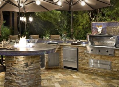 barbecue-extérieur-foyer-decoratif-tabourets-bar