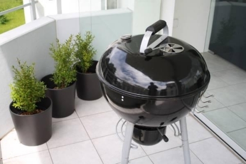 barbecue-portable-balcon-couleur-noire-pots-fleurs