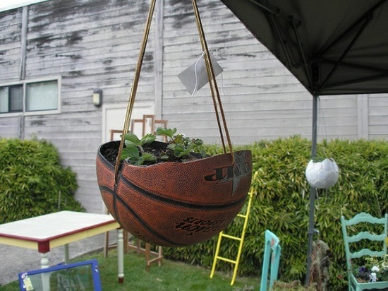 brico-jardin-pot-fleurs-ballon-basket-recyclé