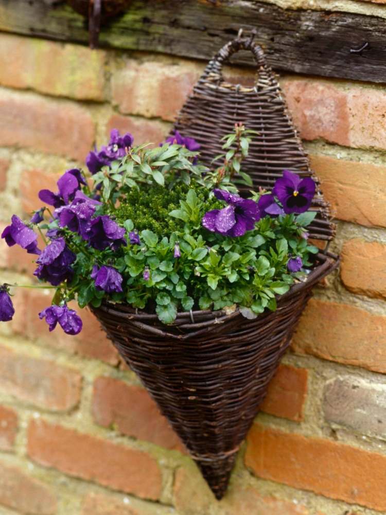 brico-jardin-pot-fleurs-branchettes-tressées-pensées