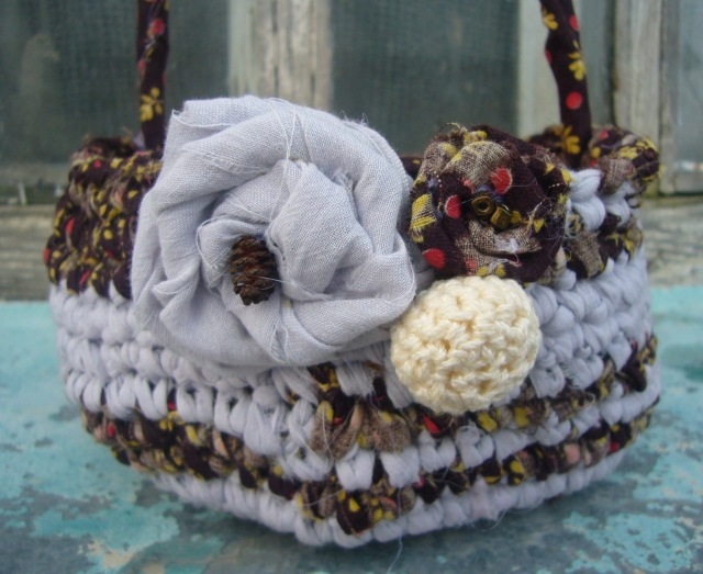 bricolage-Paques-panier-tricoté-fleurs-tissu bricolage Pâques