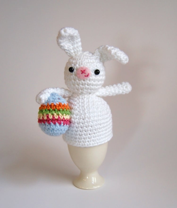 bricolage-facile-Paques-lapin-tricoté-porte-oeuf