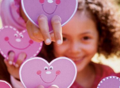 bricolage-facile-Saint-Valentin-coeurs-papier-violets